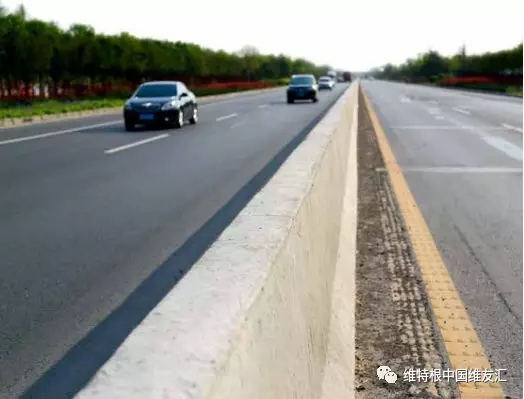 提升交通安全性:混凝土防撞護欄可有效防止因車輛沖撞入反向車道而造成的重大交通事故