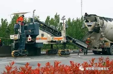 混凝土防撞護欄僅需一臺機器即可實現(xiàn)連續(xù)攤鋪作業(yè),結(jié)構(gòu)物一次性成型,經(jīng)濟高效。