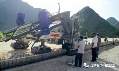 鋼筋籠子和充氣的橡膠軟管充當結(jié)構(gòu)物基礎(chǔ)