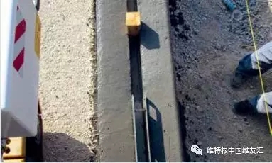 維特根 SP 15 攤鋪的縫隙式水溝,精確、穩(wěn)定、表面光滑的結(jié)構(gòu)物