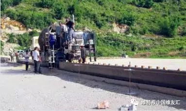 機器轉(zhuǎn)向系統(tǒng)的電子傳感器追蹤沿結(jié)構(gòu)物設(shè)置的基準線??梢赃x裝維特根新型 AutoPilot 自動導航系統(tǒng)