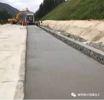 SP 25 一臺機器即可實現(xiàn)混凝土路面連續(xù)攤鋪作業(yè),穩(wěn)定的機器性能及高效的生產(chǎn)率, 保證攤鋪作業(yè)的日產(chǎn)量和施工質(zhì)量