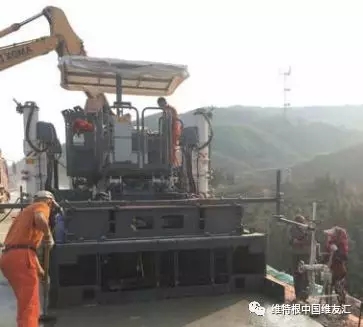 混凝土經(jīng) SP 25 機身配有的多根高頻振搗棒進行振 搗和密實后,由后掛模具一次性擠壓成型,形成密 實度高而且骨料分布均勻的混凝土路面